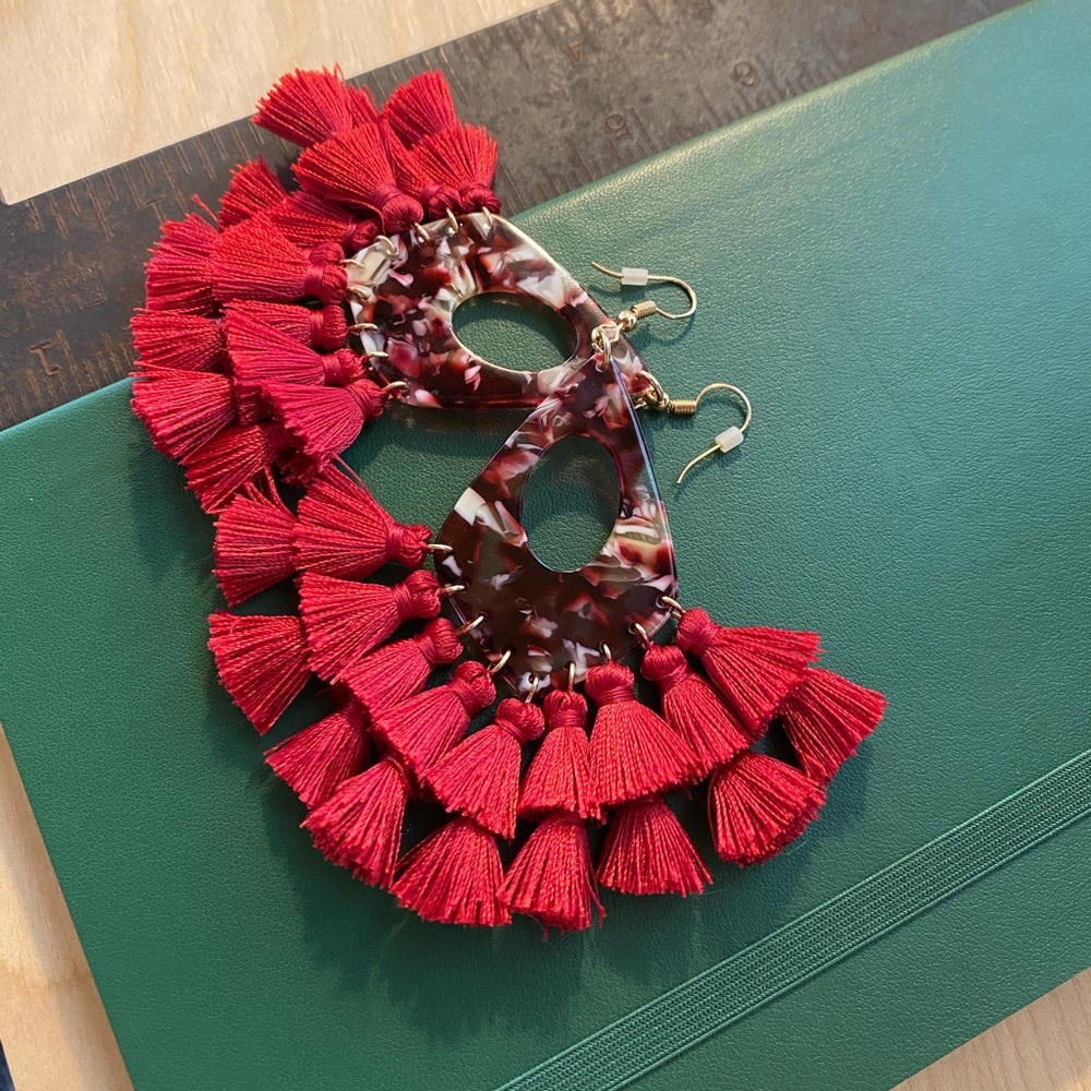 Red Fringe Acrylic Pendant Earrings ❤️💃🏽❤️